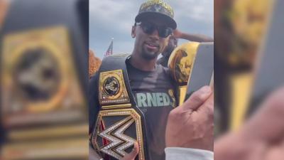 Bobby Portis, con el cinturón de WWE y el título de NBA