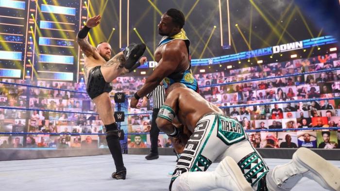 Aleister Black patea a Big E