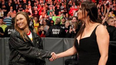 Ronda Rousey y Stephanie McMahon