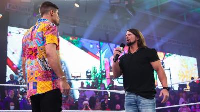 AJ Styles irrumpe en NXT 2.0 para encarar a Grayson Waller