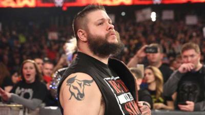 Karina Elias y Kevin Owens