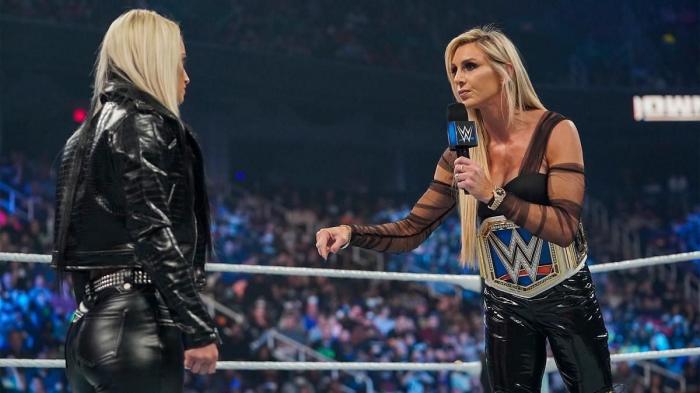 Toni Storm derrota a Charlotte Flair por descalificación en Friday Night SmackDown