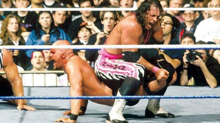 Steve Austin bajo el Sharpshooter de Bret Hart