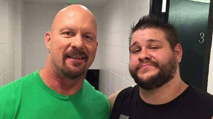 Kevin Owens y Steve Austin