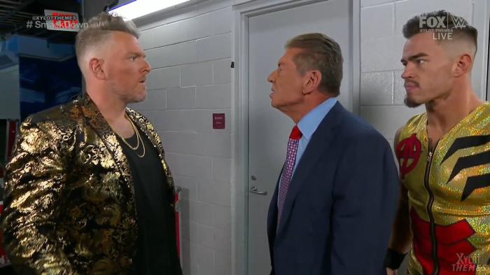 Pat McAfee con Vince McMahon y Austin Theory