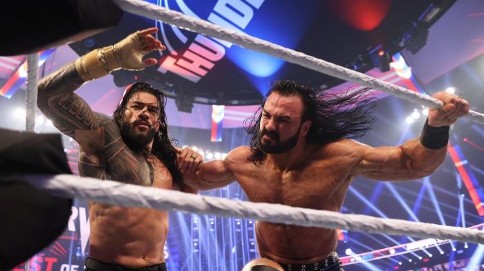 Roman Reigns y Drew McIntyre (WWE)
