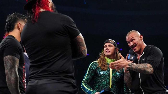 RK-Bro y The Usos firman el contrato de unificación de los Campeonatos en Parejas en WWE SmackDown