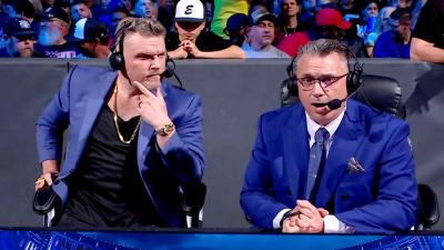 Pat McAfee y Michael Cole