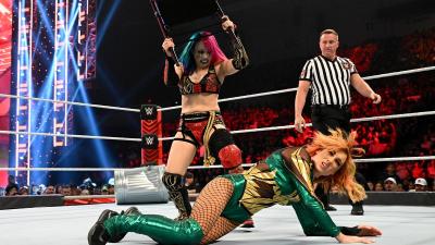 Asuka y Becky Lynch (WWE Raw)