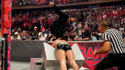 Rollins aplica un Curb Stomp a Riddle (WWE)