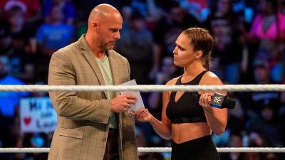 Ronda Rousey y Adam Pearce (WWE)