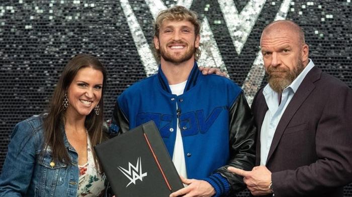 Logan Paul con Triple H y Stephanie McMahon