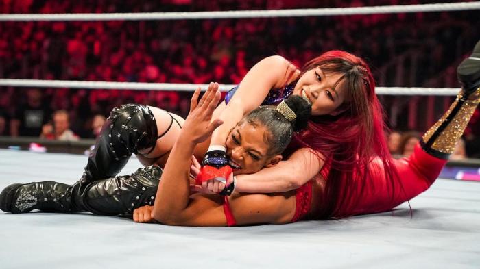 IYO SKY y Bianca Belair (WWE Raw)