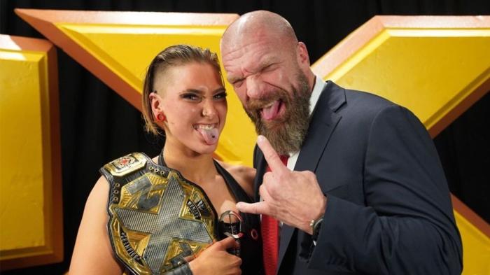 Rhea Ripley y Triple H