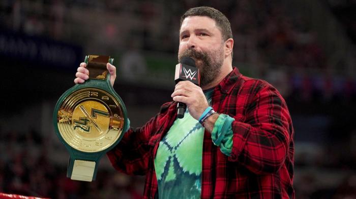 Mick Foley presentando el Campeonato 24/7 de WWE