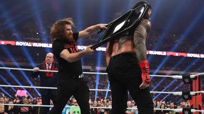 Sami Zayn ataca a Roman Reigns en WWE Royal Rumble