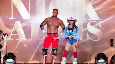 Nick Aldis y Mickie James