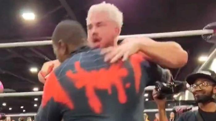 Un espectador se enzarza con los luchadores Dani Jordyn y Dillion McQueen en un show de Atlanta