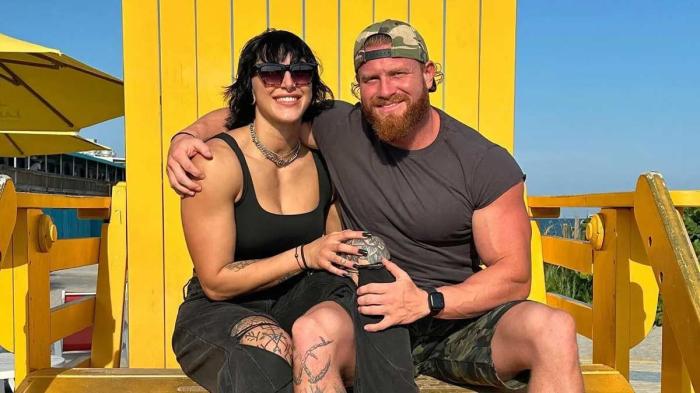 Buddy Mathews y Rhea Ripley