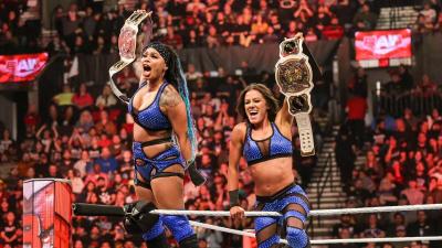 Katana Chance y Kayden Carter retienen los Campeonatos en Parejas de Mujeres en WWE RAW