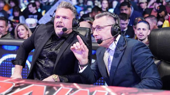 Pat McAfee y Michael Cole