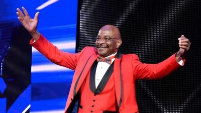 Teddy Long carga contra el exdirectivo de WWE Mark Carrano