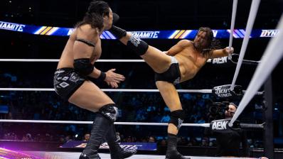 Konosuke Takeshita y Adam Cole