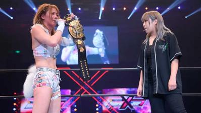 Mayu Iwatani y AZM