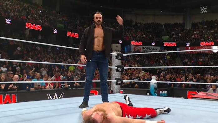 Drew McIntyre ataca a Sami Zayn en su regreso a WWE RAW