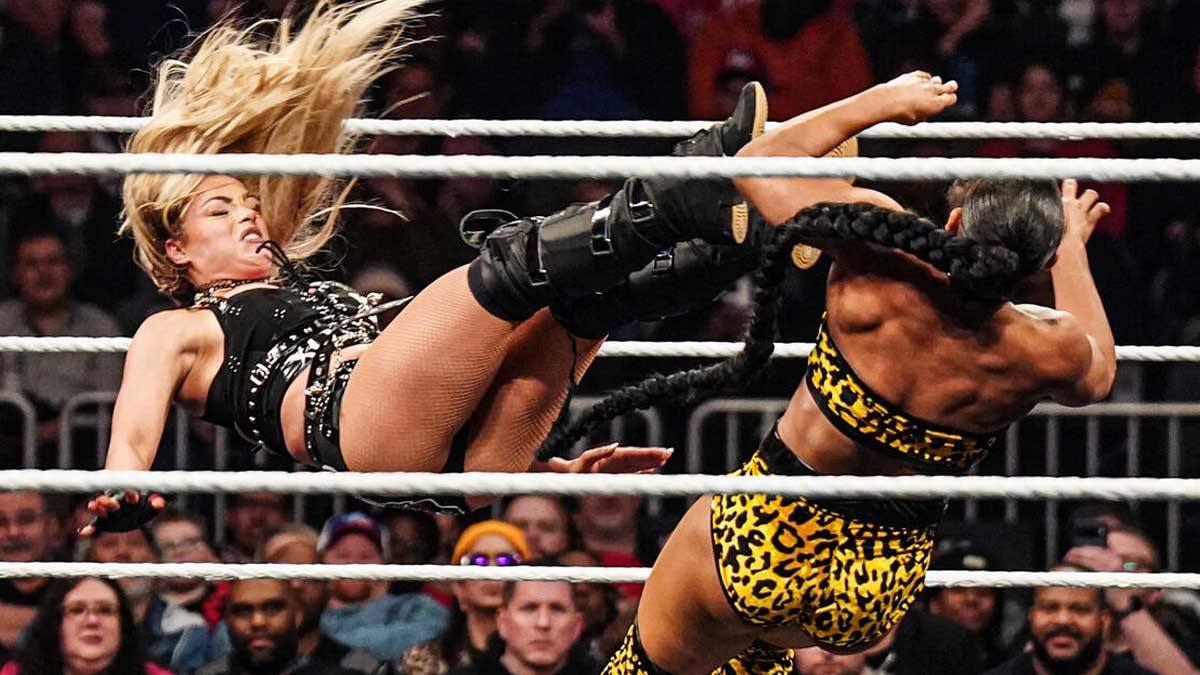 Wwe Raw (Aug 11) – Naomi'S Medical Emergency & The Fallout – Rollins' Title Match! - l8sthd5