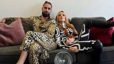 Becky Lynch y Seth Rollins 