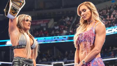 Tiffany Stratton y Charlotte Flair