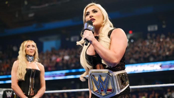 Tiffany Stratton y Charlotte Flair