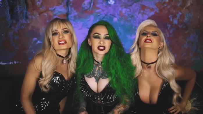 Scarlett, Shotzi y Harley Cameron