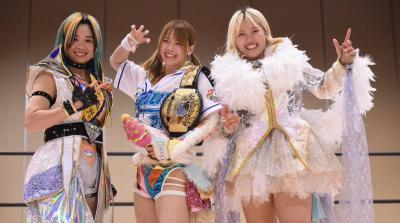 MIRAI, Mayu Iwatani y Victoria Yuzuki