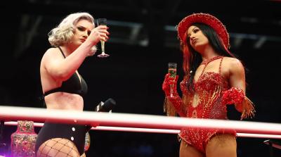 Toni Storm y Mercedes Moné