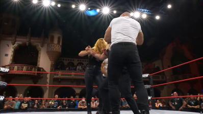 Death Riders atacan a Colt Cabana Death Riders atacan a Colt Cabana