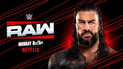 Logo de WWE Raw en Netflix y Roman Reigns