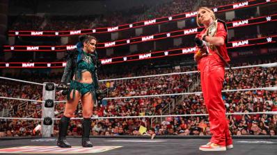 Lyra Valkyria y Becky Lynch en WWE Raw