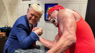 Donald Trump y Hulk Hogan echando un pulso