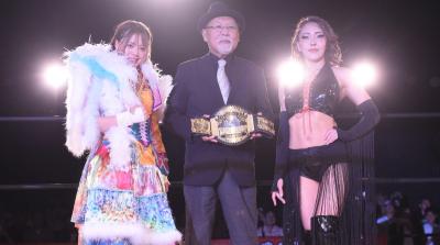 Rosy Ogawa con Mayu Iwatani y Erina Yamanaka Rosy Ogawa con Mayu Iwatani y Erina Yamanaka