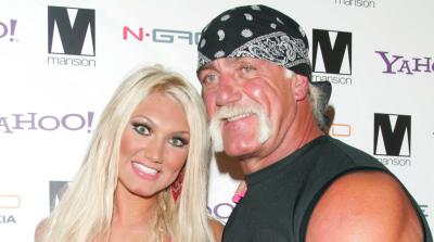 Brooke Hogan y Hulk Hogan posando para una foto