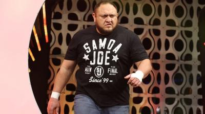 Samoa Joe haciendo su entrada en un show de AEW