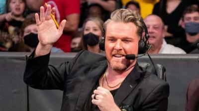 Pat McAffe en la mesa de comentaristas de WWE Raw