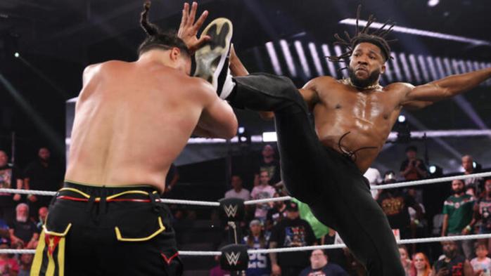 Trick Williams ataca a Mike Santana y Joe Hendry en WWE NXT
