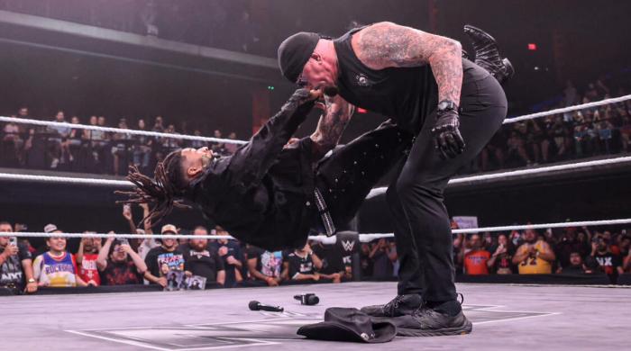 Undertaker ataca a Trick Williams en WWE NXT