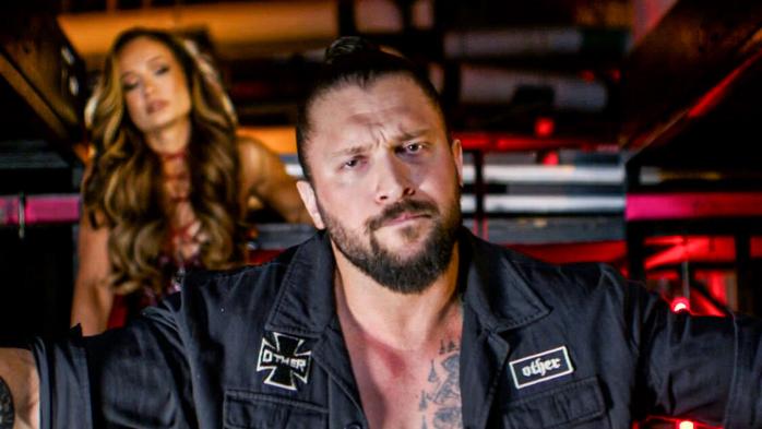 Las superestrellas de WWE Karrion Kross y Scarlett