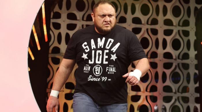 Samoa Joe haciendo su entrada en un show de AEW