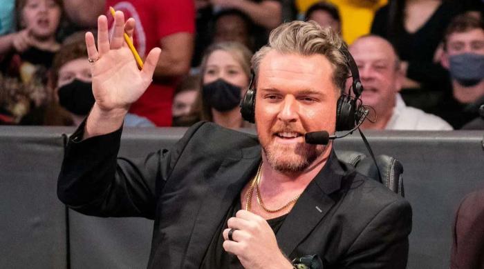 Pat McAffe en la mesa de comentaristas de WWE Raw Pat McAffe en la mesa de comentaristas de WWE Raw