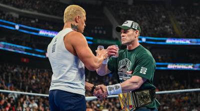 Las superestrellas de WWE John Cena brindando con cerveza